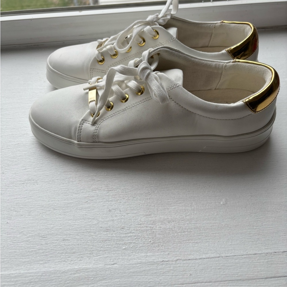 Dearfoam size 8.5 White and Gold Women's Sneakers